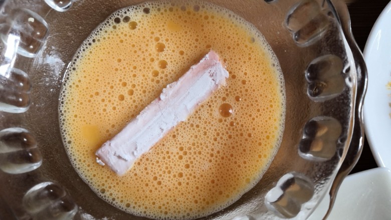 十味   香酥南瓜条,拍去表层多余的淀粉，再放入鸡蛋液中，让南瓜条外面均匀的粘上鸡蛋液。