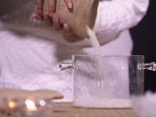【美龄粥】,将糯米与粳米以2:1的比例混合，用凉水泡发两小时以上