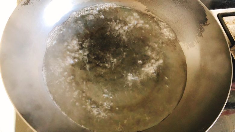 辣味咖喱小章鱼（八爪鱼）,锅里倒入1盆水，烧开。