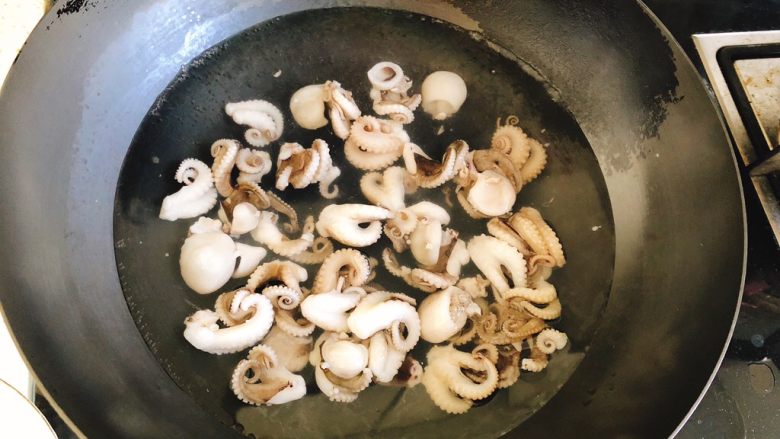 辣味咖喱小章鱼（八爪鱼）,将章鱼倒入水中捞1分钟。