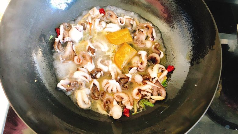 辣味咖喱小章鱼（八爪鱼）,倒入1碗水，并放入2片咖喱块。