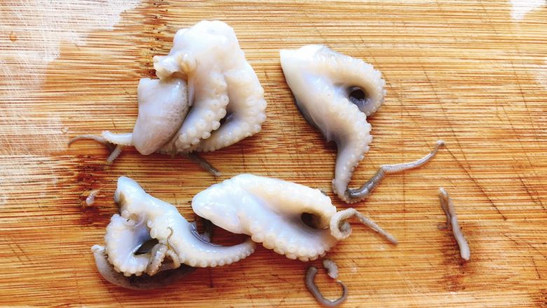 辣味咖喱小章鱼（八爪鱼）,将一只章鱼切成4片，不切也可以，我个人比较喜欢吃细食。