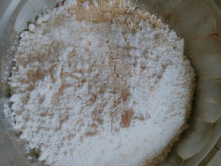 紫菜光饼，也叫福州肉烧,面粉倒入盆里，白糖，酵母分开放在面粉上面