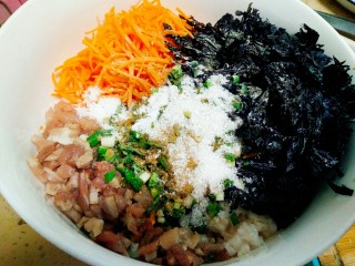 紫菜光饼，也叫福州肉烧,将猪肉，紫菜，葱花，胡萝卜以及各种调味料全部倒入碗中