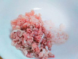 紫菜光饼，也叫福州肉烧,面团发酵过程中，可以调馅。猪肉洗干净切成粒，不要搅成肉泥，那样口感不好。