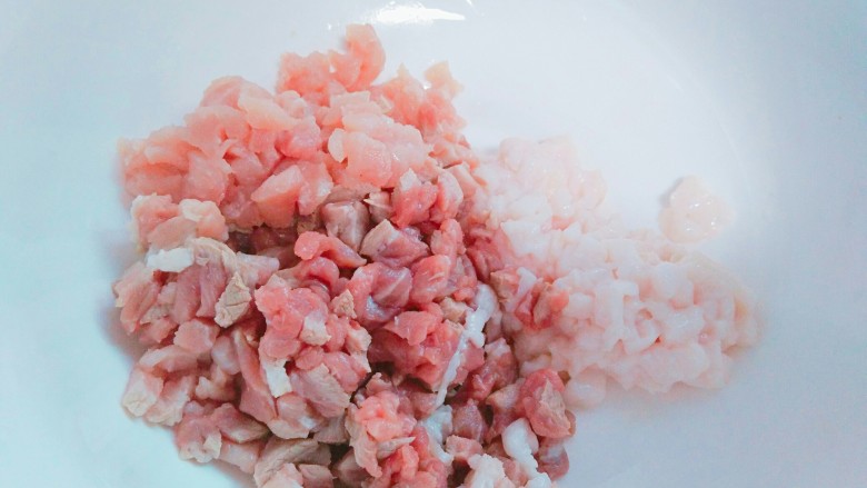 紫菜光饼，也叫福州肉烧,面团发酵过程中，可以调馅。<a style='color:red;display:inline-block;' href='/shicai/ 414'>猪肉</a>洗干净切成粒，不要搅成肉泥，那样口感不好。