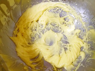 万圣节蜘蛛饼干,黄油室温软化，加盐和糖粉打发至蓬松变白。
