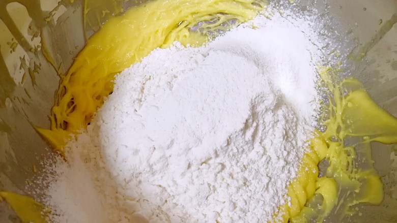 万圣节蜘蛛饼干,筛入混合好的的低筋面粉、泡打粉和奶粉。