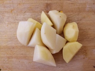 土豆豆角炖窝瓜,土豆切块。