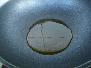 土豆豆角炖窝瓜,然后锅里热油。