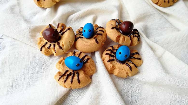 万圣节蜘蛛饼干,还有蓝蜘蛛和棕蜘蛛。