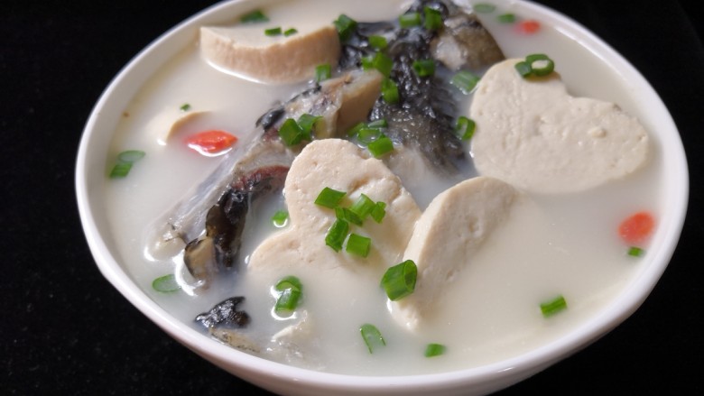 十味  鱼头豆腐汤,装入碗中，撒上葱花（也可以加几颗枸杞做点缀）。