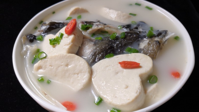 十味  鱼头豆腐汤,一道非常鲜美的鱼头豆腐汤就完成了。