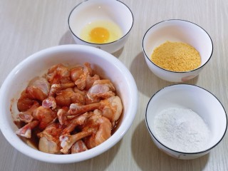 沙茶鸡翅锤,鸡蛋磕碗里，准备好面包糠，玉米淀粉，准备工作完成！