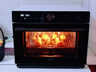 沙茶鸡翅锤,我用的是“美的 X6-348E微蒸烤一体机”，因为不同烤箱有所温差，所以具体温度及时间请根据自家烤箱性能另定！
