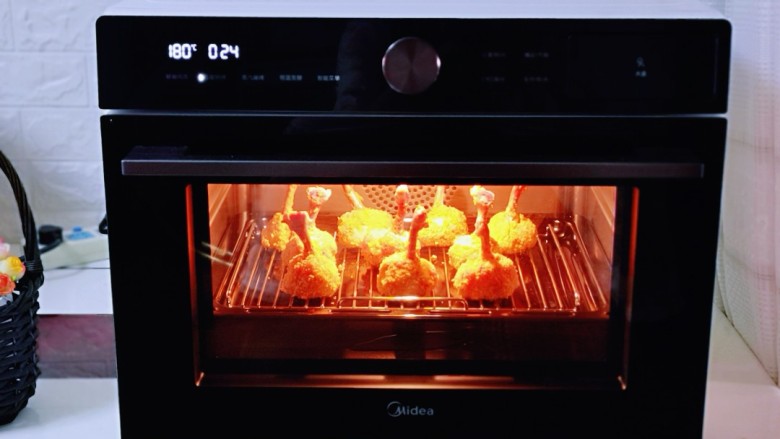 沙茶鸡翅锤,我用的是“美的 X6-348E微蒸烤一体机”，因为不同烤箱有所温差，所以具体温度及时间请根据自家烤箱性能另定！