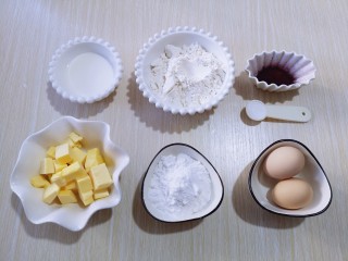 红丝绒玛德琳蛋糕,准备食材并称重，黄油从冰箱取出切小块！0