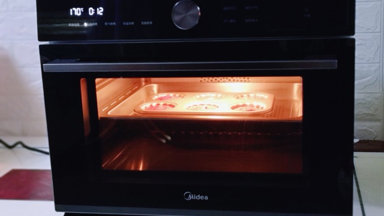 红丝绒玛德琳蛋糕,入“美的 X6-348E微蒸烤一体机”将烤盘放中层170度烤15分钟，具体温度及时间请根据自家烤箱性能另定！