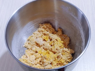 奶香果干南瓜发糕,再加入酵母粉，用筷子搅拌均匀成絮状！