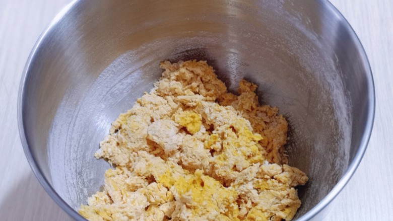 奶香果干南瓜发糕,再加入酵母粉，用筷子搅拌均匀成絮状！