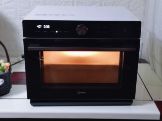 奶香果干南瓜发糕,我用的是 美的 X6-348E微蒸烤一体机电蒸箱。 （可蒸，可烤，几乎没有温差）常温发酵功能，喷雾式发酵，这样可以保证面团“面糊”的湿度！特别赞！