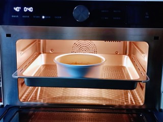 奶香果干南瓜发糕,入美的蒸烤箱，进行发酵，按常温发酵功能，自动时间及温度为40°、40分钟！（将蒸烤箱水盒取出，加满纯净水，再把水盒放入机体推回原位）