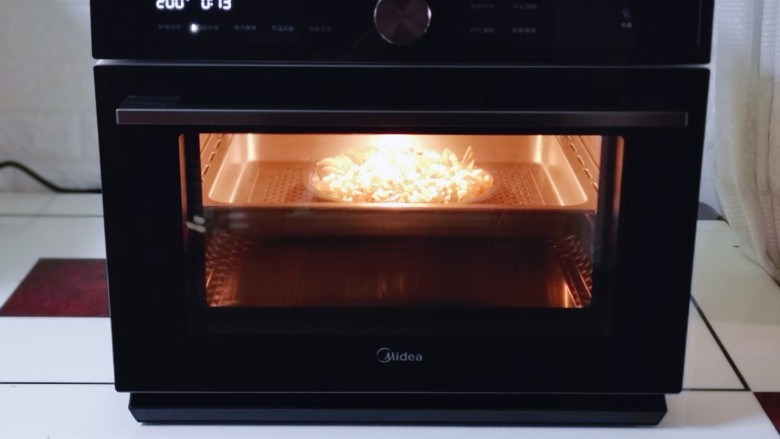 15分钟get惊艳大餐～烤海鲜,我用的是“美的 X6-348E微蒸烤一体机”，因为不同烤箱有所温差，所以具体温度及时间请根据自家烤箱性能另定！