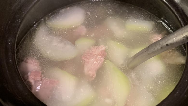 蒲瓜排骨汤,煮到蒲瓜软后，加适量盐，出锅
