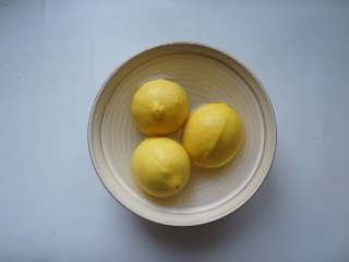 红黄冰糖柠檬膏,再将柠檬在盐水中浸泡30分钟，这样是为了更好地去掉蜡质。