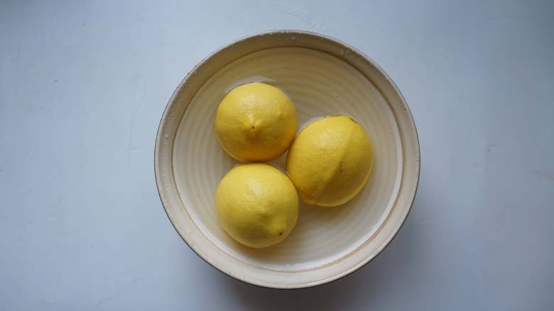 红黄冰糖柠檬膏,再将柠檬在盐水中浸泡30分钟，这样是为了更好地去掉蜡质。