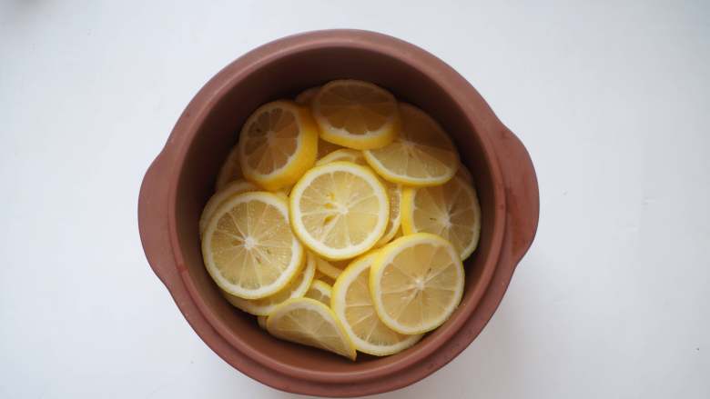 红黄冰糖柠檬膏,将柠檬片平铺在电炖锅的炖盅底层
