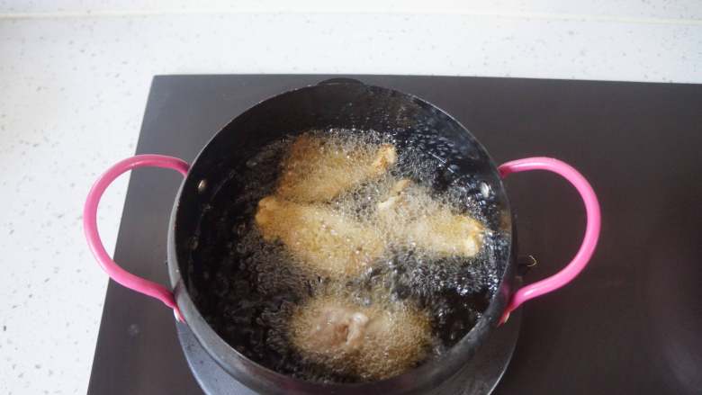 甜辣鱼片,油炸锅中倒适量食用油，加热到5成热时放入鱼片炸到定型，中小火炸熟