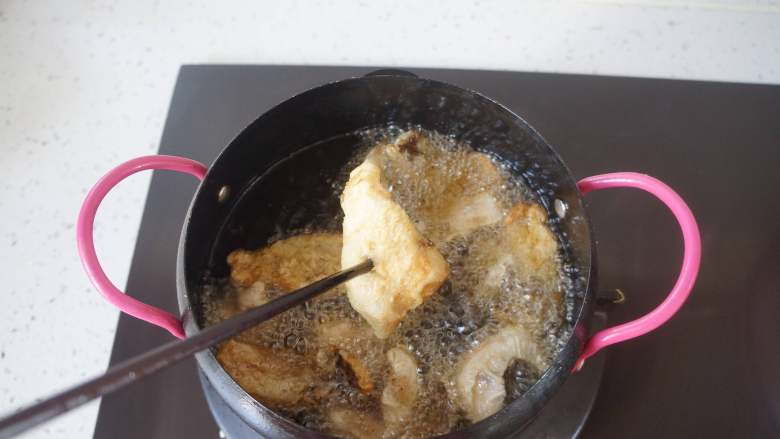甜辣鱼片,鱼肉炸到变色，可以用筷子扎透鱼肉就可以了。