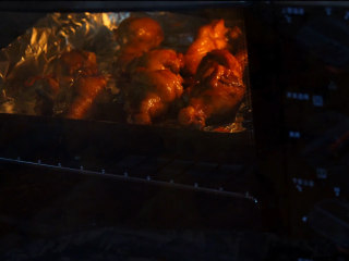 蜜汁烤鸡翅根,烤箱预热下 上下火180度 先烤20分钟
