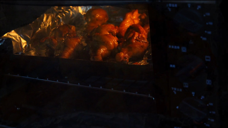 蜜汁烤鸡翅根,烤箱预热下 上下火180度 先烤20分钟