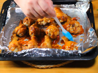 蜜汁烤鸡翅根,刷在鸡翅根上，刷均匀再烤10分钟即可