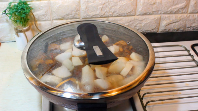 萝卜炖鸭肉,盖上煮30分钟