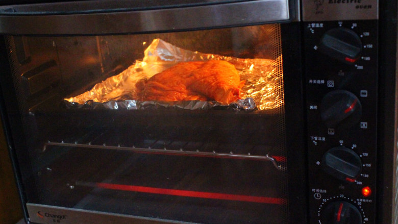 新奥尔良烤鸡腿,烤箱预热下，上下火170度烤40分钟