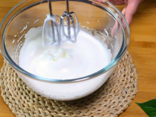 奶油蛋糕卷,打发至湿性发泡，放冷藏备用