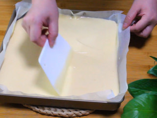 奶油蛋糕卷,刮平表面