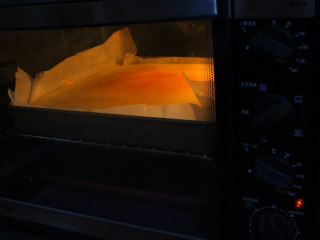 奶油蛋糕卷,烤箱预热下，上下火170度烤15分钟（根据自家烤盘调整时间）