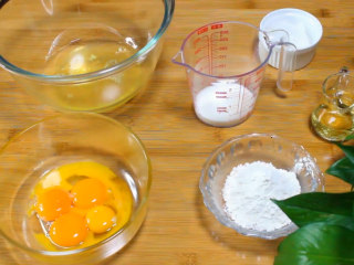 奶油蛋糕卷,准备4个鸡蛋 蛋清蛋黄分离，蛋在60g一个左右，如果太小就再加一个鸡蛋，纯牛奶 ，细砂糖 ，玉米油，低筋面粉