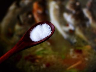 十味   海杂鱼荞麦面,加入适量的盐和鸡精调味。