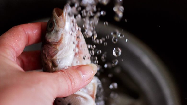 十味   海杂鱼荞麦面,用清水冲洗干净。