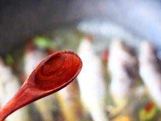十味   海杂鱼荞麦面,加入料酒去腥味。