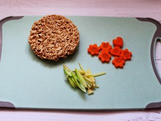 十味   海杂鱼荞麦面,葱姜用刀切丝，胡萝卜刻成花，也可以直接用刀切成薄片。