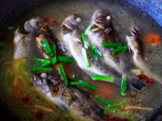 十味   海杂鱼荞麦面,撒上韭菜段即可关火后盛入碗中备用。
