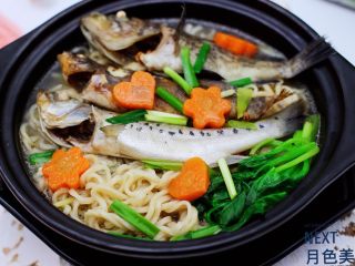十味   海杂鱼荞麦面,荞麦面上面浇上做好的海杂鱼和菠菜就可以食用了。