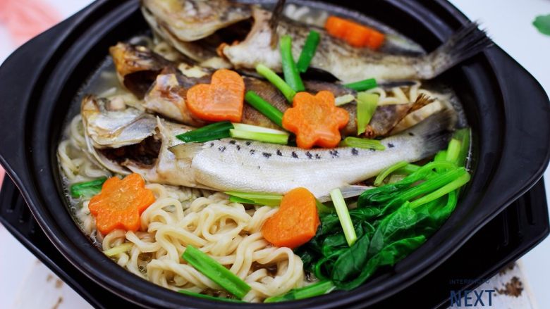 十味   海杂鱼荞麦面,荞麦面上面浇上做好的海杂鱼和菠菜就可以食用了。