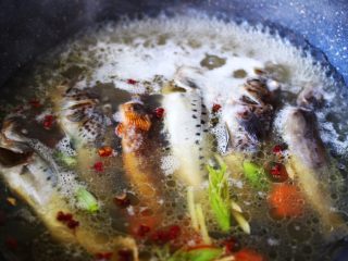 十味   海杂鱼荞麦面,大火煮沸后转小火炖煮20分钟后。